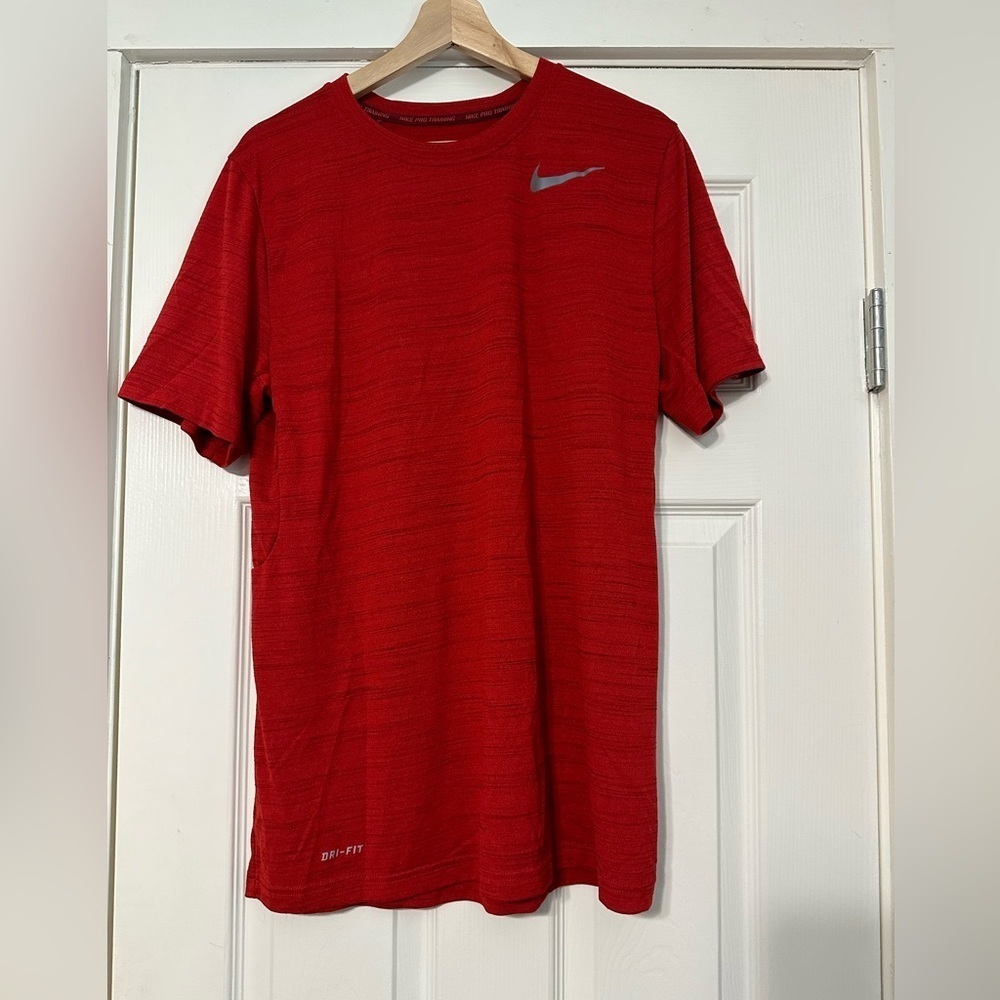 EUC Men’s Nike dri fit Tshirt- large
